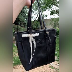 ❌SOLD FB❌ 100% Authentic Vintage/ Y2K GALLERY LUNCH BLACK LEATHER BAG #8E92